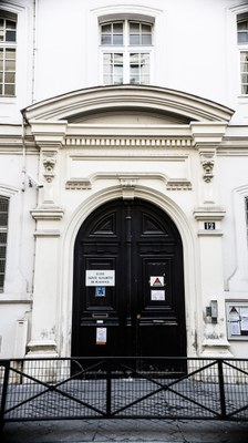 Porte d'entrée de l'école